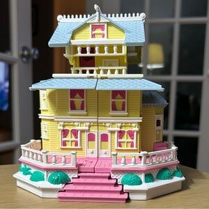 1995 Polly Pocket Clubhouse with dolls and furniture